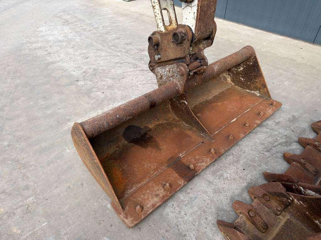 Takeuchi TB230 Photo 12