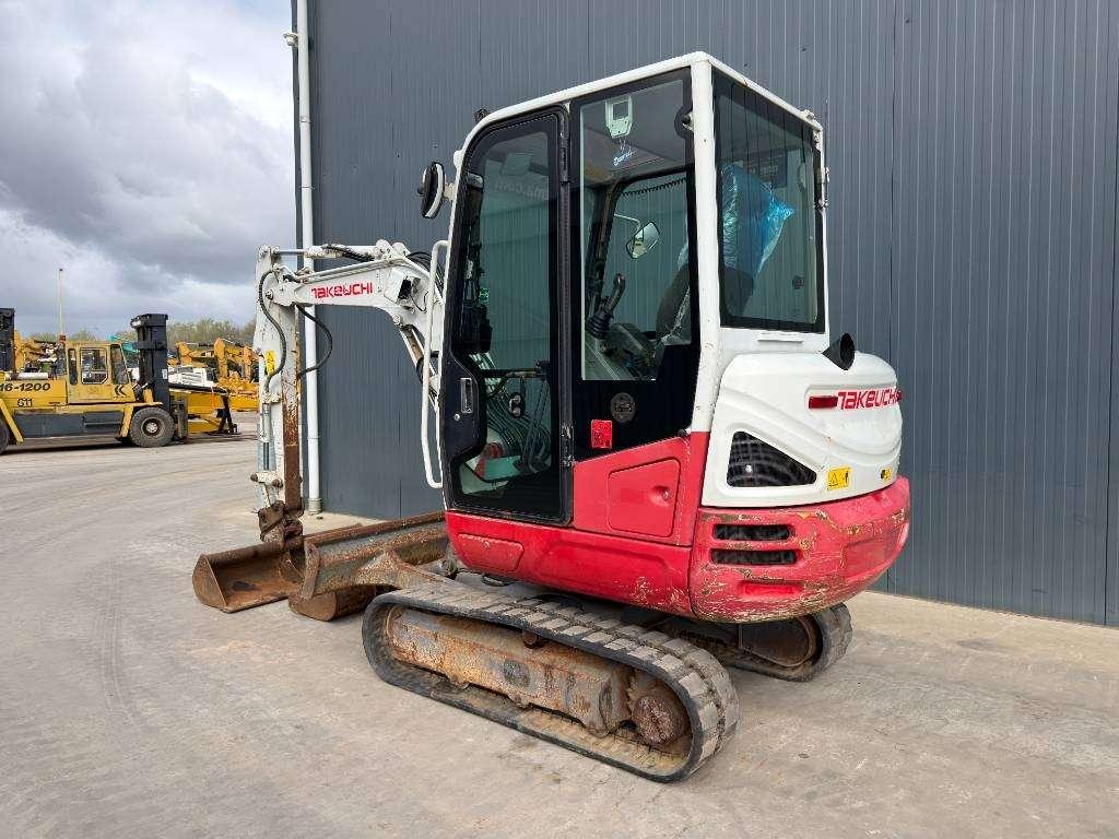 Takeuchi TB230 Photo 3