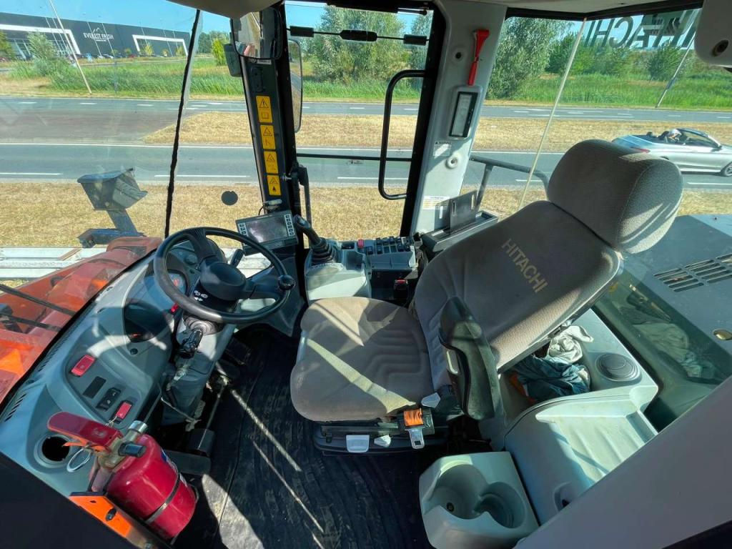 Hitachi ZW310-6 Photo 18