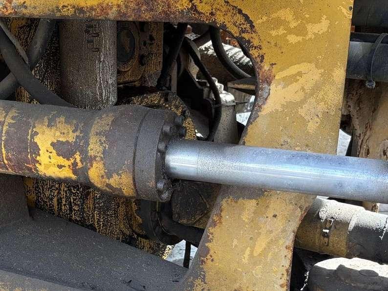 Volvo Steering hydraulic cylinde for Volvo L120D, L120C Photo 1