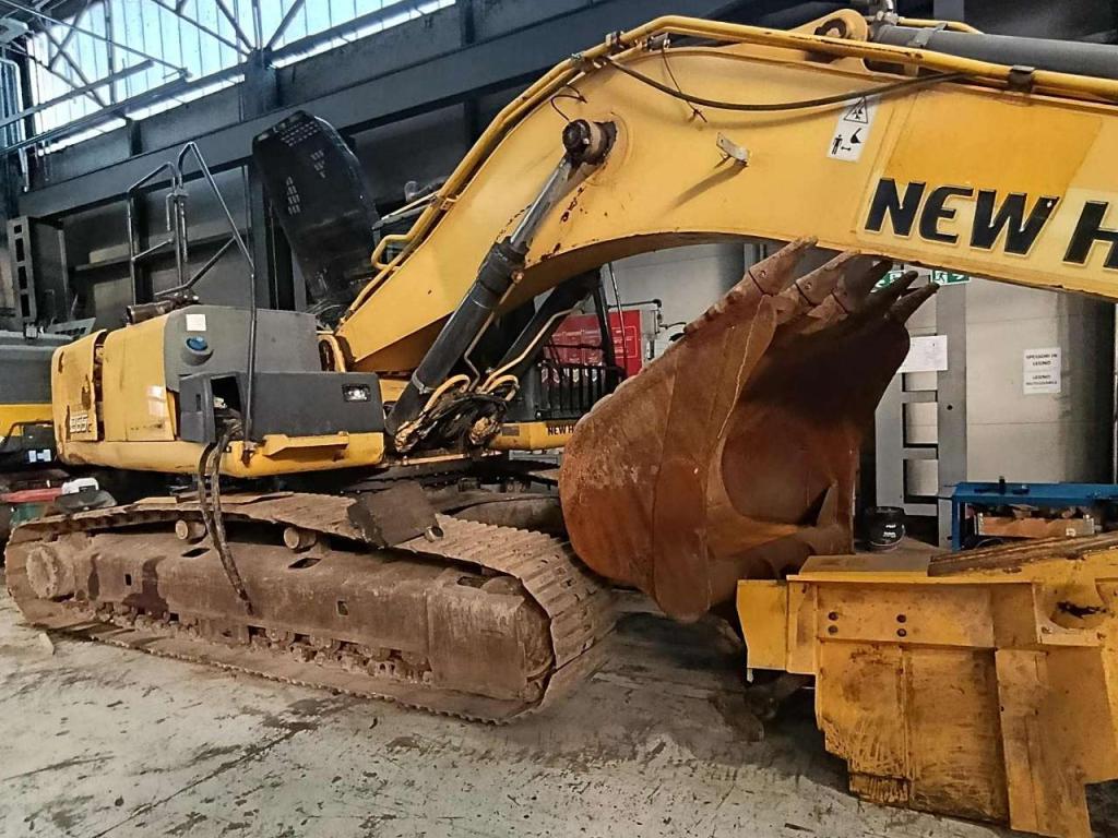 New Holland E265 Photo 3
