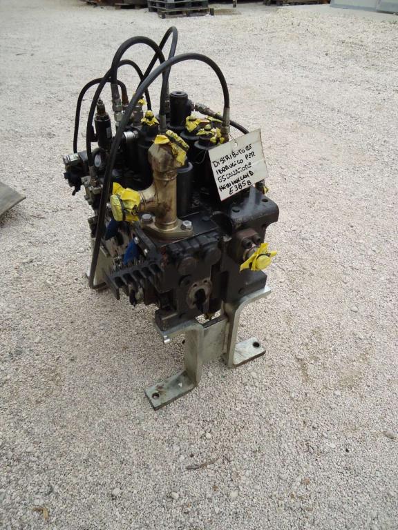 Distributeur hydraulique pour New Holland E385B Photo 1