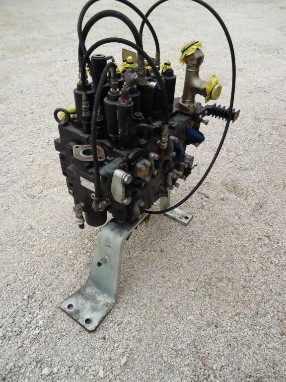 Distributeur hydraulique pour New Holland E385B Photo 4