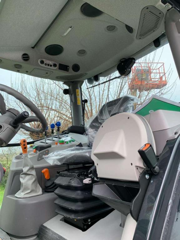 Deutz - Fahr AGROTRON 6135 Photo 6